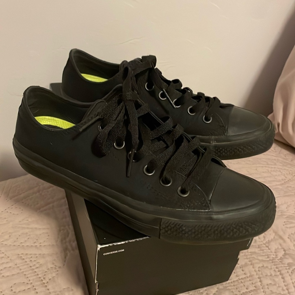 All black unisex Converse, size 8 women’s